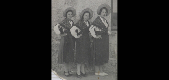 Ana Lucía Tejado y otras dos camareras con el uniforme del Parador